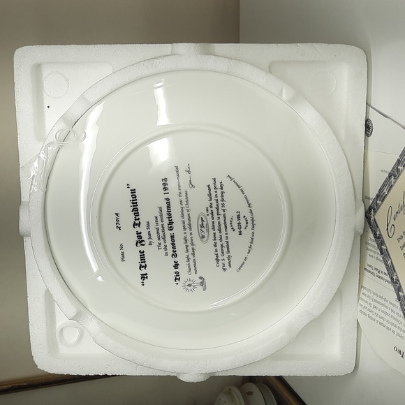 Plate from "Tis the Season: Christmas 1993" by Jean Sias. - Picture 2 of 3
